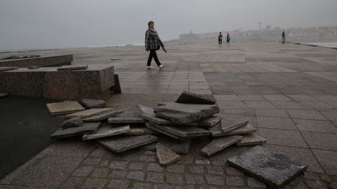 Daños por el temporal en el Paseo Marítimo de A Coruña
