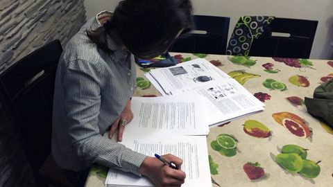 Laura Castellanos prepara, en el comedor de su casa, la �ltima asignatura que le queda para terminar el grado de Biolog�a