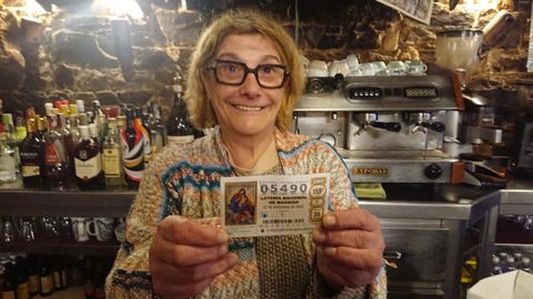 Felisa, proopietaria del bar Figueiro de A Fonsagrada, una de de las agraciadas con el gordo de la lotería