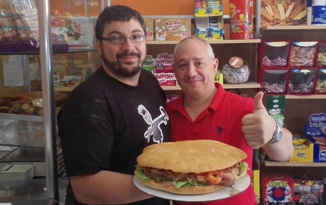 Gonzalo Regueiro con Roberto Fern�ndez, derecha, y la hamburguesa.
