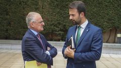 El secretario general del Partido Popular de Asturias, lvaro Queipo (d), y el portavoz parlamentario del PP, Diego Canga (i),