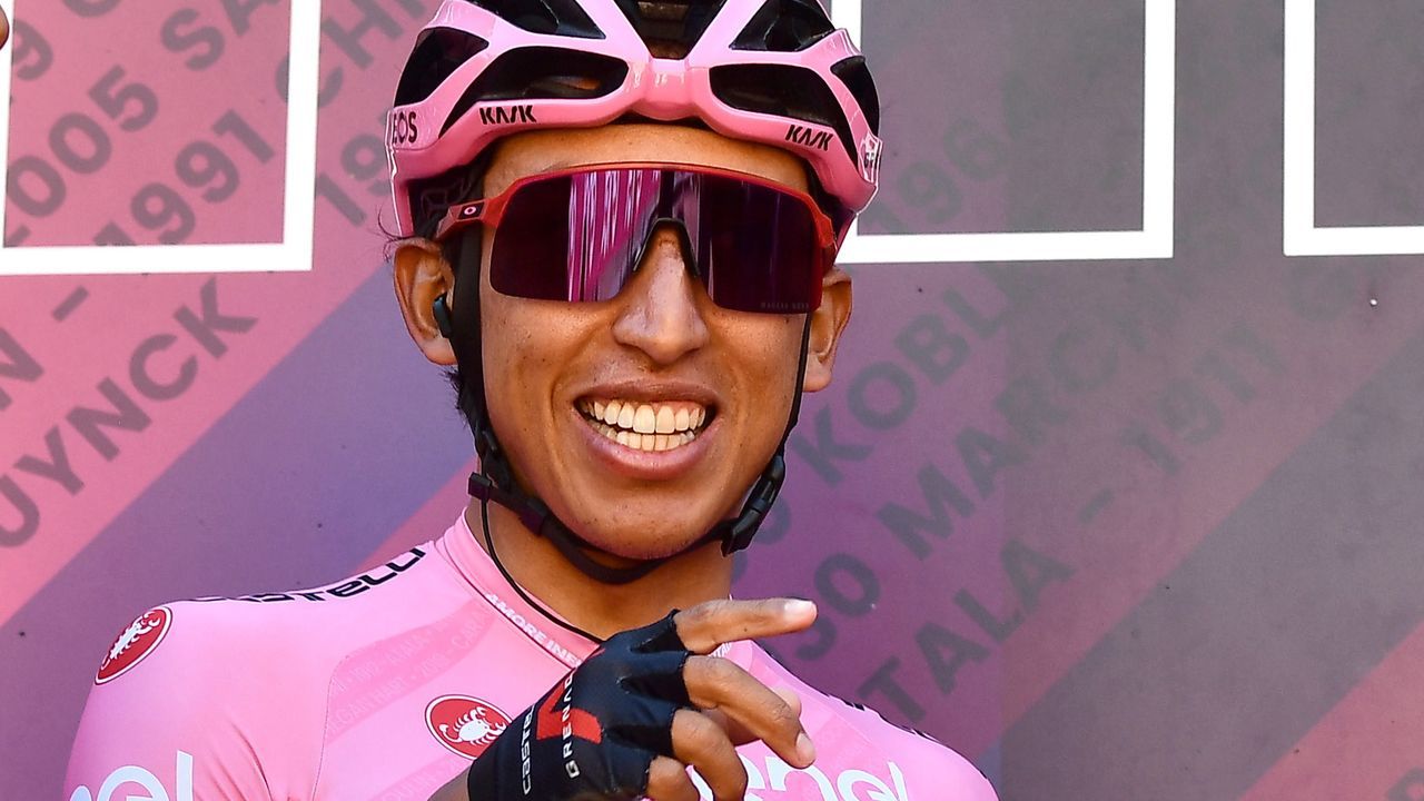 Las imágenes del acto de despedida del buque logístico australiano.Foto de archivo de Cortabitarte rodeado por afectados por el siniestro de Angrois cuando acudía a declarar al juzgado