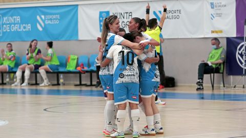 Las jugadoras del Marín celebran uno de los goles ante el Móstoles