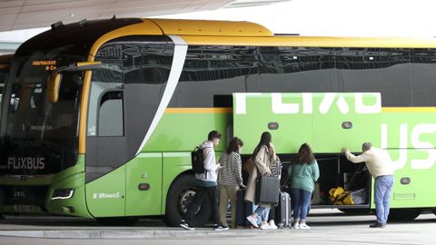 Un autobs de FlixBus en la estacin intermodal de Santiago