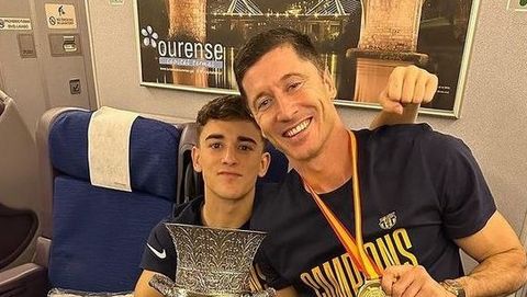 Lewandowski y Gavi celebran con la Supercopa, en un avión de Privilege Style con promociones de la ciudad de Ourense