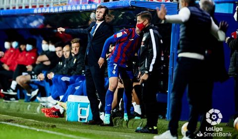 Cuco Ziganda, en la banda de Ipura durante el Eibar - Real Oviedo