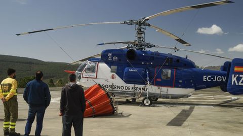 El helicóptero Kamov que tiene su base en la BRIF de Laza es un bombardero que puede descargar 4.500 litros de agua en un incendio.