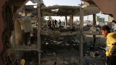 Un grupo de personas inspecciona un edificio destruido tras un ataque israelí en Rafah