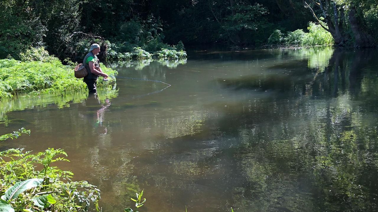 Kitesurf en A Illa.Embarcaciones de marisqueo trabajando agrupadas en Os Lombos do Ulla