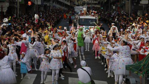 Cientos de personas formaban parte de algunas de las comparsas del desfile de Ourense.