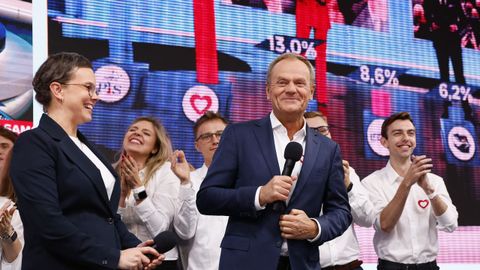 El ex primer ministro polaco Donald Tusk celebra los resultados electorales 