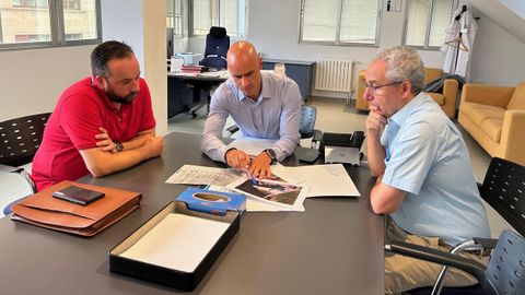 El alcalde de Vilaboa, César Poza, el gerente del área, José Flores, y el subdirector de Recursos Económicos, Antonio Taboada