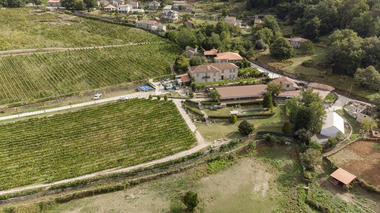 A juicio el dueño de un pazo del siglo XV situado en Boborás por erigir un helipuerto sin licencia municipal y en suelo rústico protegido