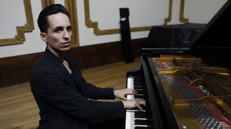 Fabio Álvarez, que acaba de editar o seu terceiro álbum, sentado ao piano do Liceo de Ourense.