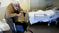 A sus 82 aos viaja desde Ferrol para cuidar a su hija hospitalizada en Vigo