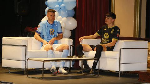 Los capitanes y canteranos Arturo y Rolle presentaron las equipaciones que ya lucirán este domingo contra el Rápido de Bouzas en Cantarrana