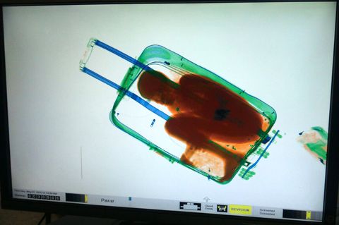 Imagen de archivo del pequeo Adou dentro de la maleta