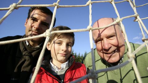 José Carlos Lariño, a la derecha, junto a su nieto y su hijo Carlos posaron para un reportaje de La Voz en las Navidades del 2009