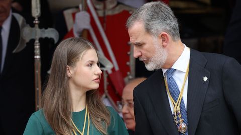 La princesa Leonor charla con su padre a la salida del acto solemne en el Congreso