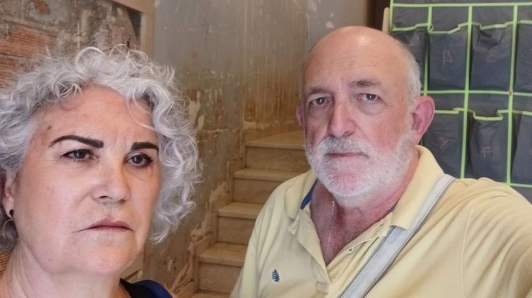 La pareja de Valencia que busca en Noia un hogar en el que olvidar el horror de la dana