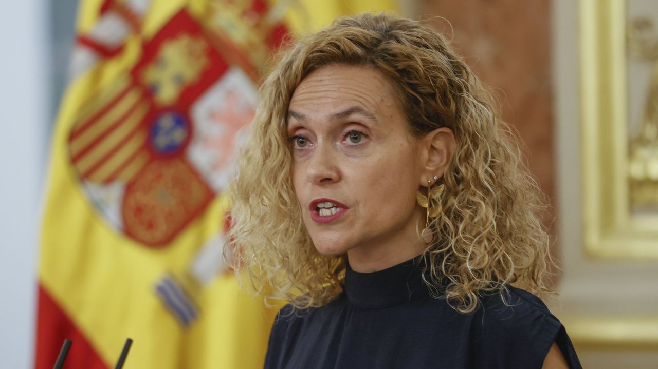 Carles Puigdemont dando un discurso.Meritxell Batet, durante un acto en el Congreso