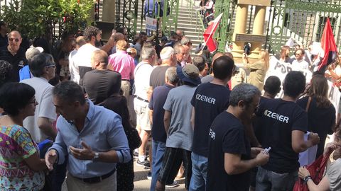 Protesta de los trabajadores de Zener ante la Junta General coincidiendo con la toma de posesin de Adrin Barbn