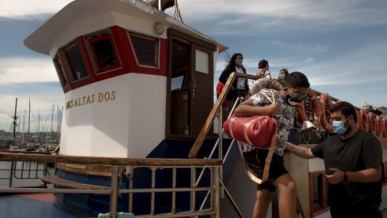 Los turistas bajan del barco tras una hora de travesía