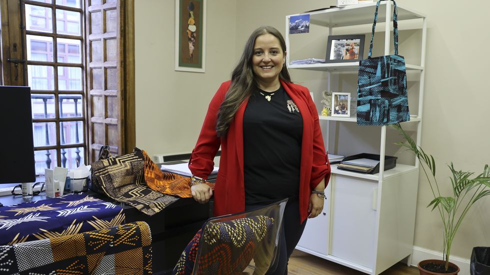 Stefani Díaz en el despacho de Díaz Abogados de Santiago, rodeada de algunos productos solidarios que vende la oenegé que cofundó en el 2023. Mbele África tiene un punto de venta en la tienda Bordados Bórdalo de Ames (en la avenida Rosalía de Castro de O Milladoiro), donde desde el minuto uno decidieron colaborar con esta iniciativa.