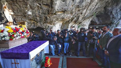  El presidente de Vox, Santiago Abascal (d), inici la campaa electoral con una ofrenda floral a la Santina en Covadonga