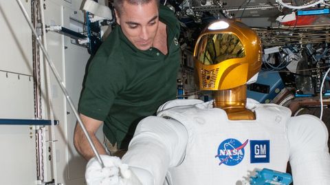 O astronauta da NASA Chris Cassidy traballa na estacin espacial internacional co Robonaut 2