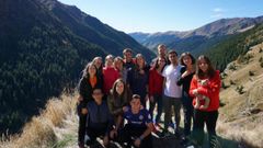 La asturiana Paula Lorenzana, con un grupo de amigos, en Ruman�a