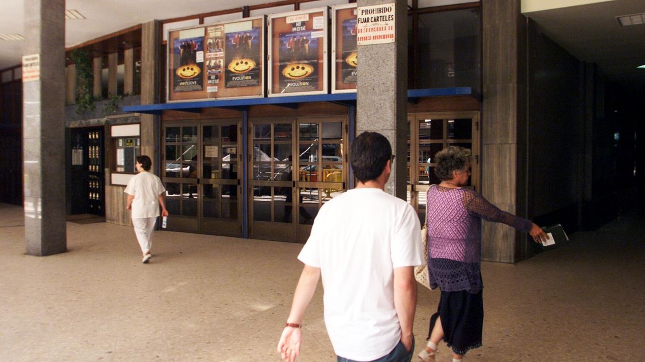 Entrada del antiguo cine G&oacute;nviz de Pontevedra, unos meses antes de su cierre, que tuvo lugar en diciembre del 2001