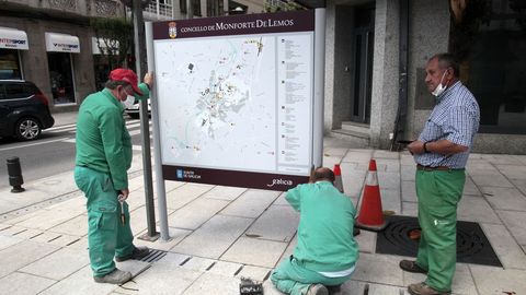 Personal del Ayuntamiento de Monforte repara las sujecciones de un panel turstico hace unos das en la calle Cardenal