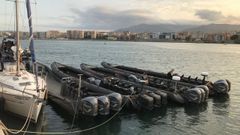 Un velero y varias planeadoras decomisadas por la Polica y amarradas enel Puerto de Algeciras