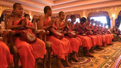 Ordenacin budista en Tailandia de los nios rescatados en la cueva