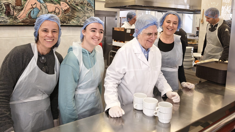 Voluntarios de CCEP, La Vuelta Asturias y GOfitOviedo realizaron labores sociales en la Cocina Econ�mica de Oviedo
