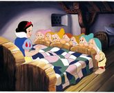 Blancanieves y los siete enanitos se convirti en la primera gran produccin de Walt Disney Company. <span lang= gl >disney</span>