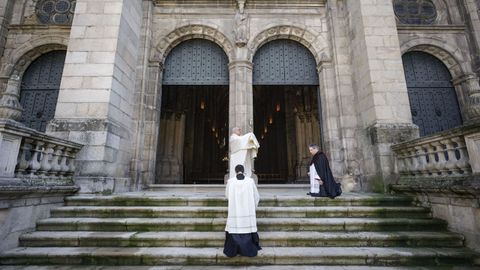 La Semana Santa ms ntima en Ourense .Los actos religiosos de Semana Santa se desarrollaron sin la presencia de fieles por la crisis sanitaria del coronavirus. Domingo de Resurreccin.