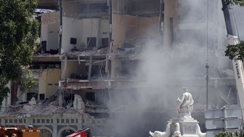 Rescatistas y bomberos trabajan en el lugar luego de que una explosión destruyera el Hotel Saratoga, en La Habana, Cuba.