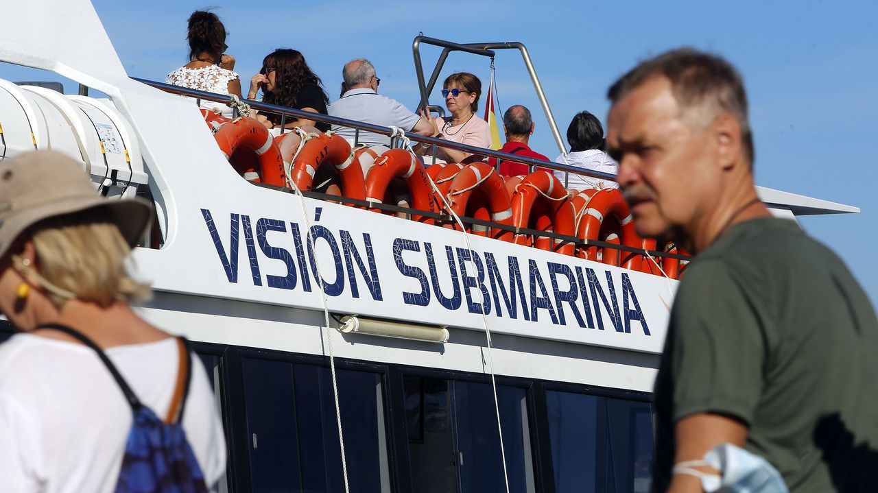 Pasajeros a la espera de subir a uno de los barcos de la Diputacin este verano en el can del Sil