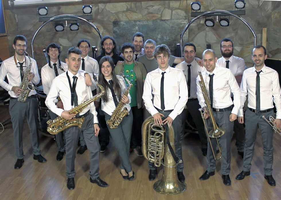 Triacastela, dividida por los toros.La charanga Madialeva actu� en Sotrondio uniformados con traje, algo inusual en estas formaciones.