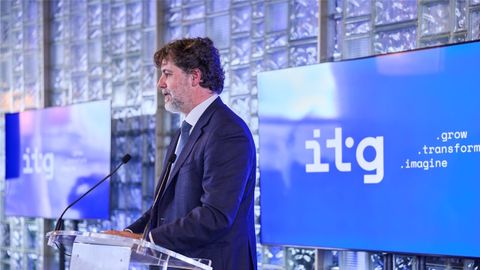 Carlos Calvo, director general de ITG, conla nueva imagen a sus espaldas