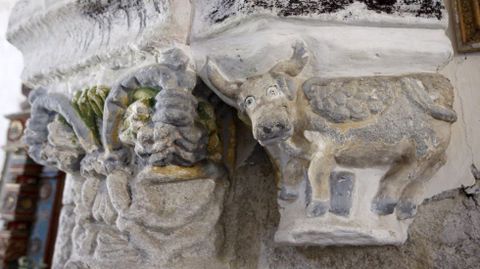 Figura de un buey (símbolo del evangelista Lucas) en un capitel de la iglesia de Lobios