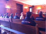 Los acusados, con Mart�ns Mendoza mirando al p�blico, en la Audiencia de Pontevedra
