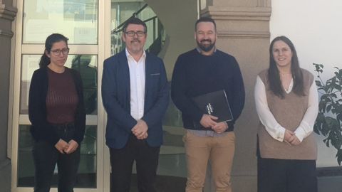 Alba Quintela, tenente de alcalde; Manolo González, regidor de Outes; Xabier Monteagudo, representante de Capital Energy en Galicia, y Noela Rama, ingeniera de Capital Energy, tras la firma del acuerdo.