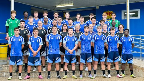 Plantilla y cuerpo t�cnico del Vetusta en el primer d�a de la pretemporada 26/27