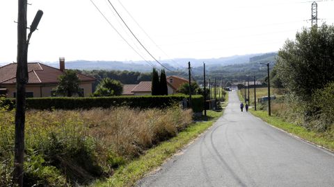 Esta pista que conduce a una aldea en A Sionlla soportar el tráfico del futuro polígono de A Sionlla, en caso de mantenerse la rotonda de Formarís