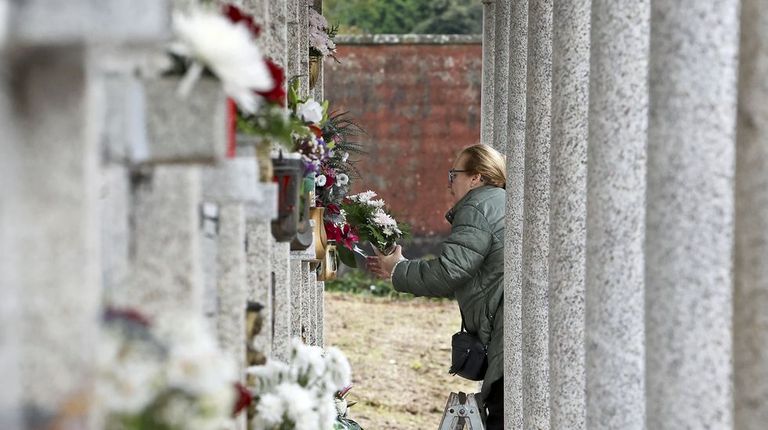 Numerosas personas colocaban ayer flores en los nichos y panteones de San Mauro.