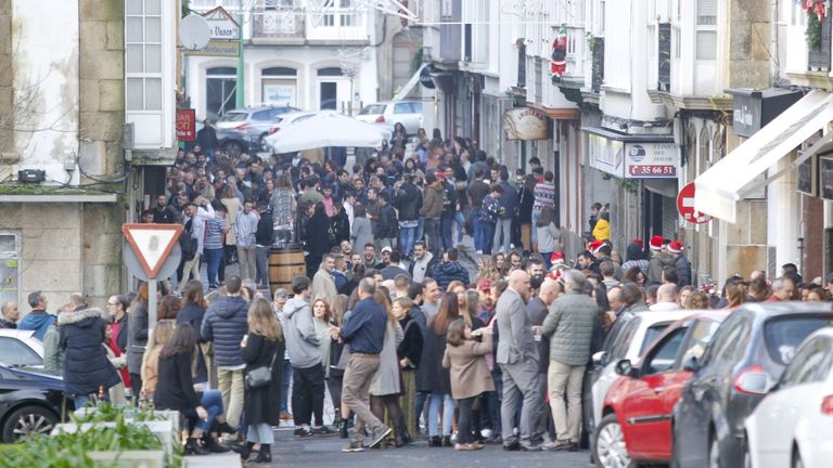 Ambiente en Pardo Bajo, de Ferrol, una tarde de Nochebuena. El buen tiempo animará a los gallegos a celebrar las fiestas en la calle.