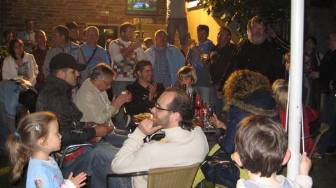El grupo A Roda comparti una velada con ellos pocos das antes del fallecimiento de su cantante, Fito, en septiembre del 2012.
